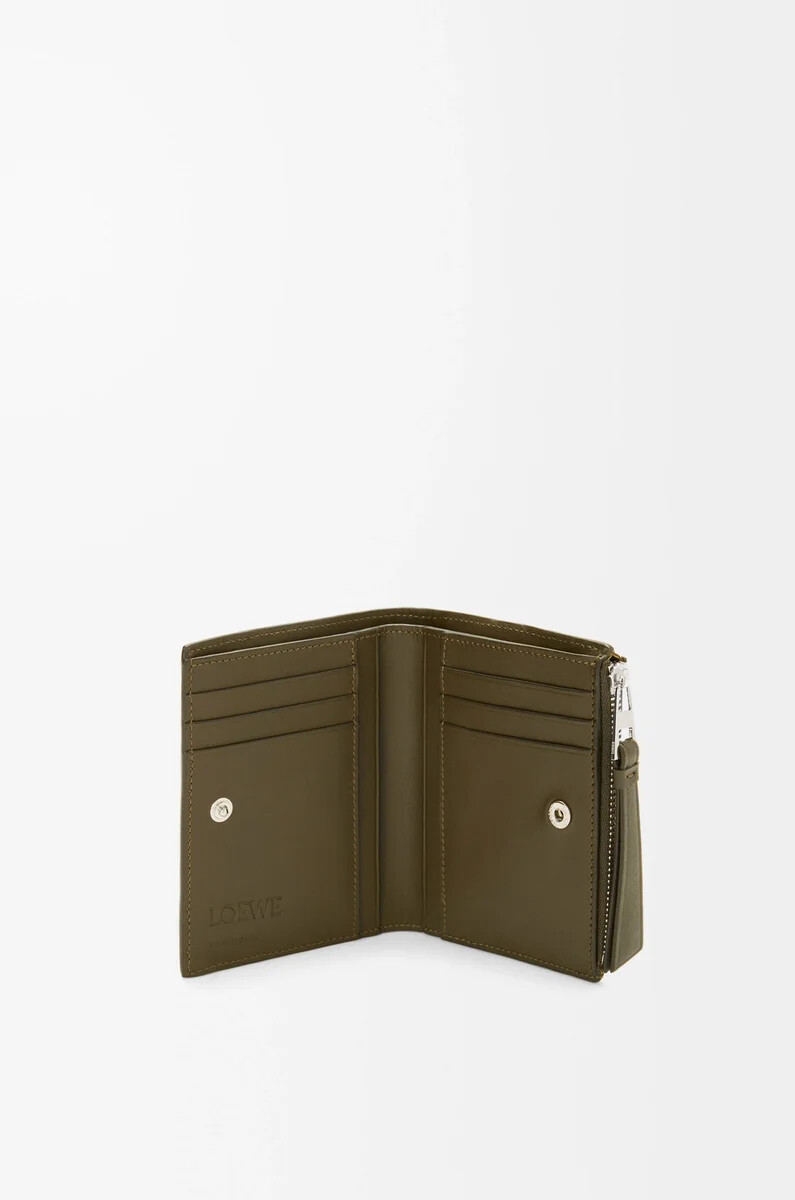 puzzle slim compact wallet aus klassischem kalbsleder in dunkelkhaki