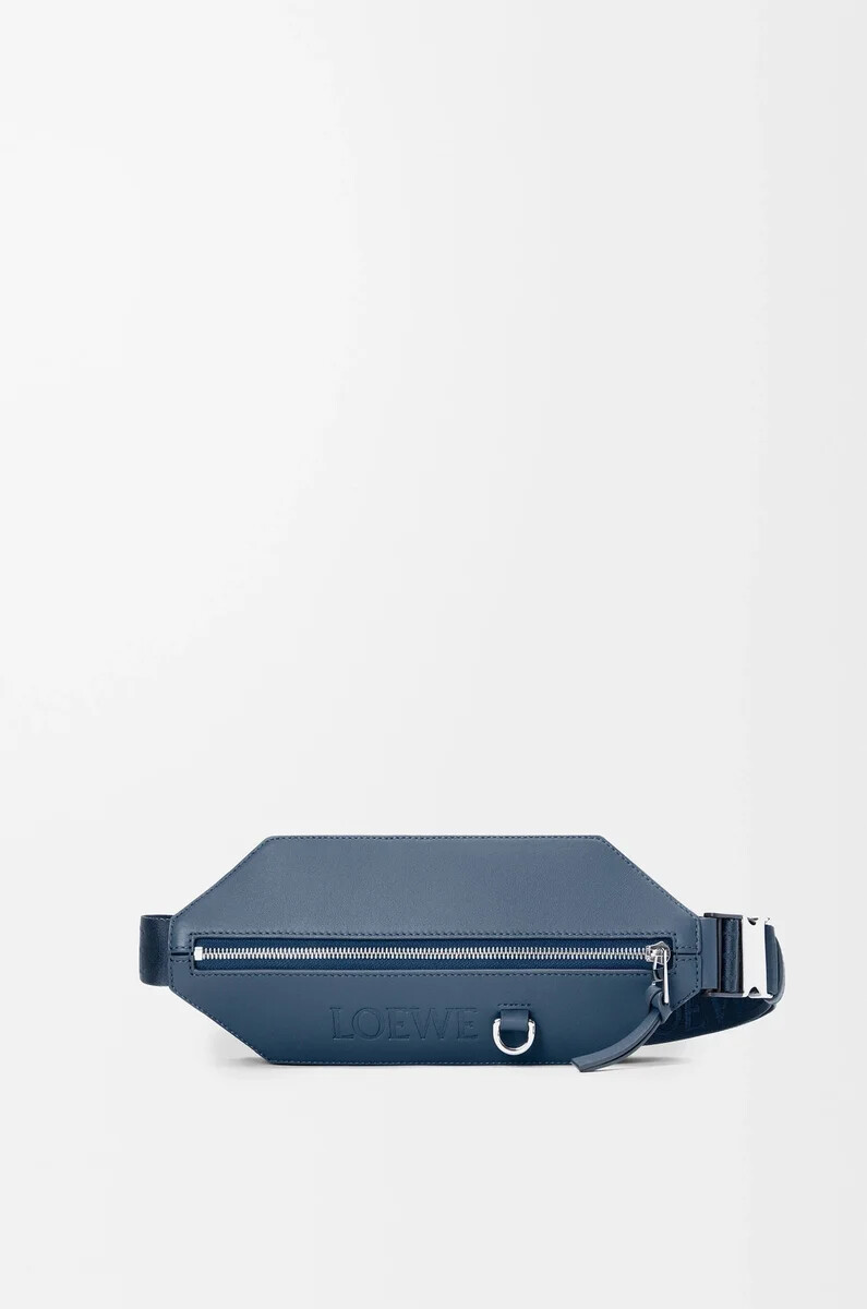 verwandlungsfähige tragehilfe aus klassischem kalbsleder in indigo-farbe