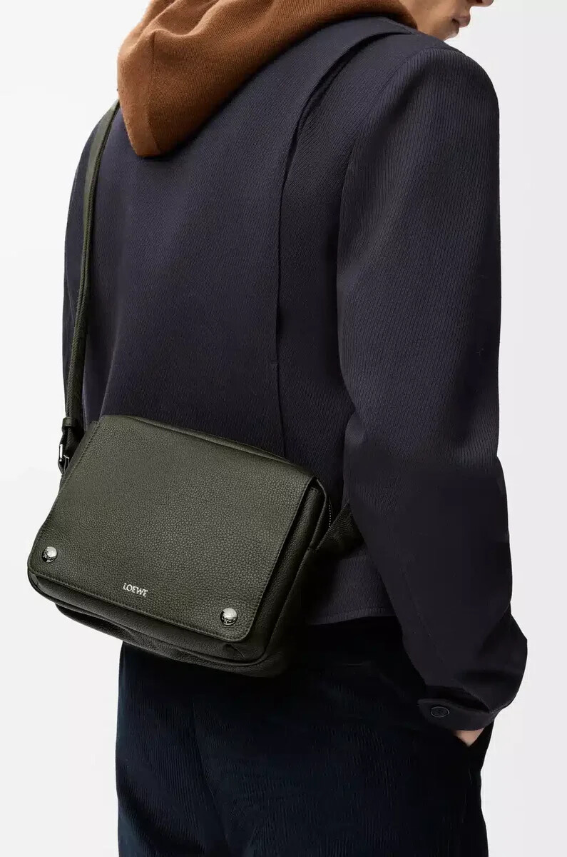 mittelgroße pebble messenger bag aus geschmeidigem genarbtem kalbsleder in dunkelkhaki