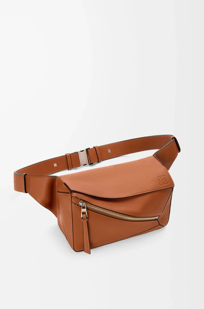 kleine puzzle-bauchtasche aus klassischem kalbsleder in hellbraun