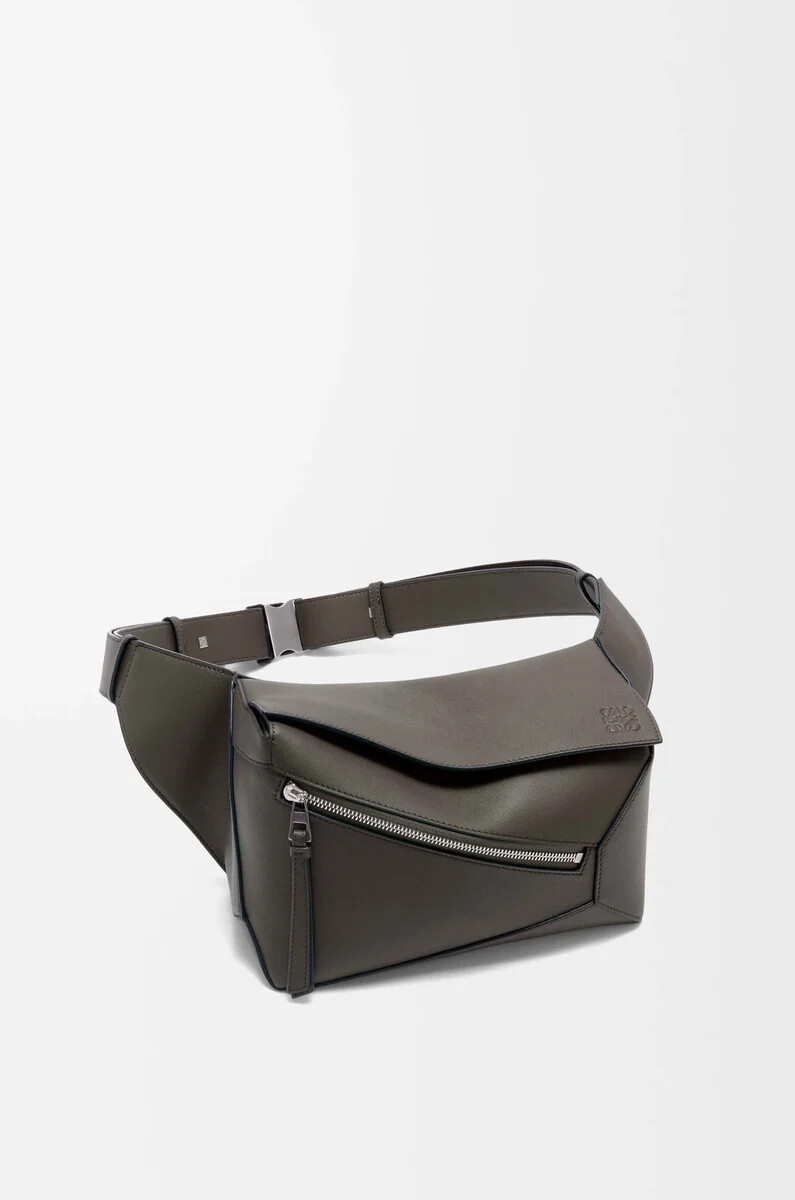 kleine puzzle edge bauchtasche aus klassischem kalbsleder in dunkelgrau