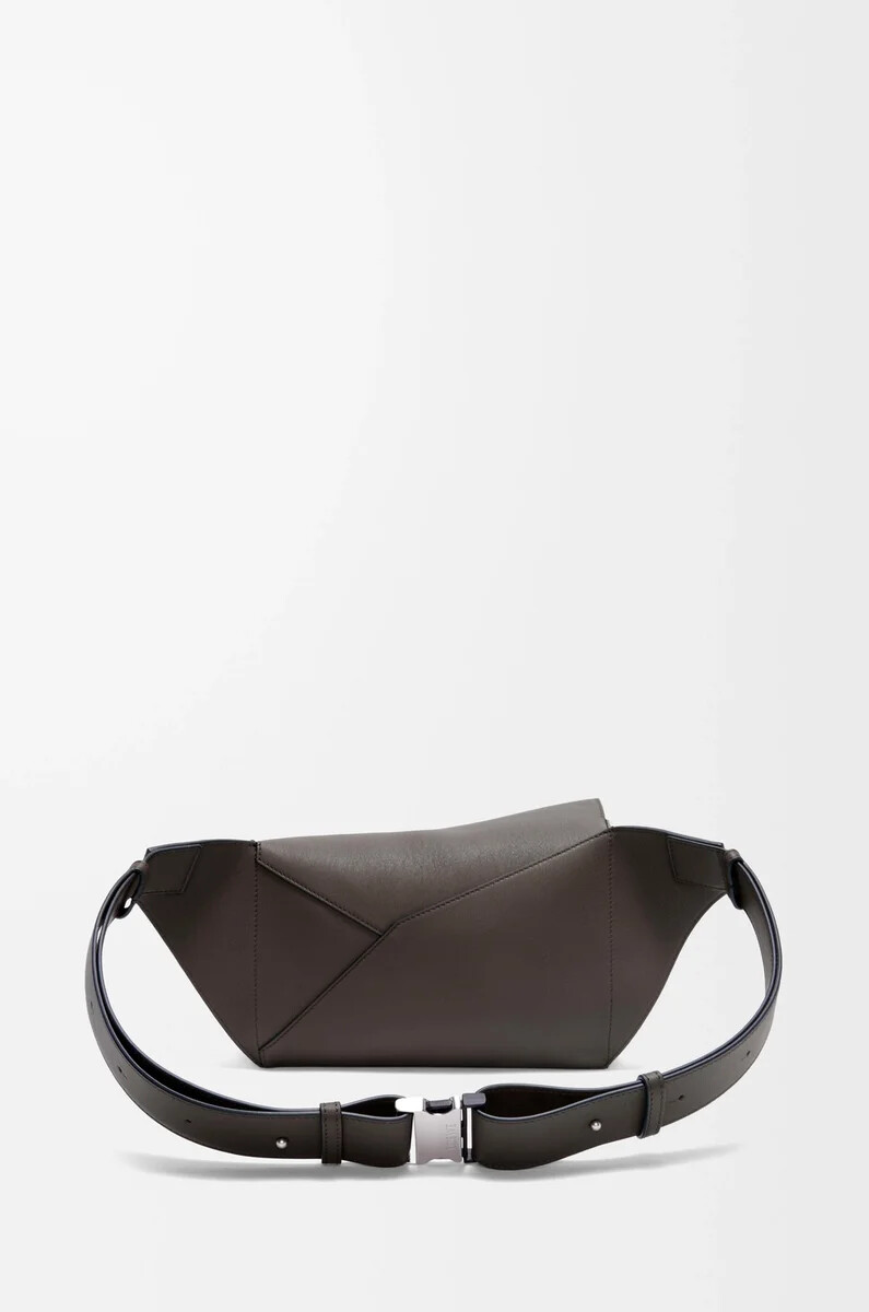 kleine puzzle edge bauchtasche aus klassischem kalbsleder in dunkelgrau