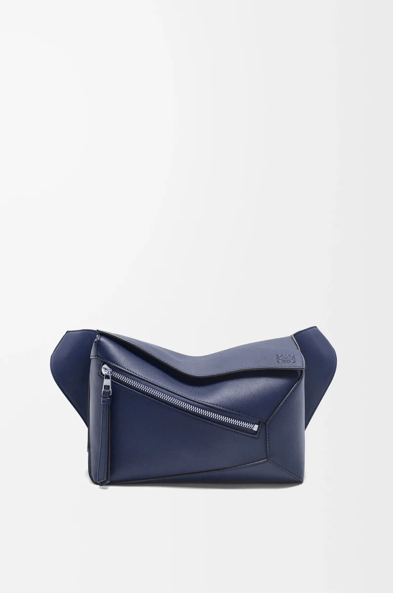 kleine puzzle edge bauchtasche aus klassischem kalbsleder in abyss blue