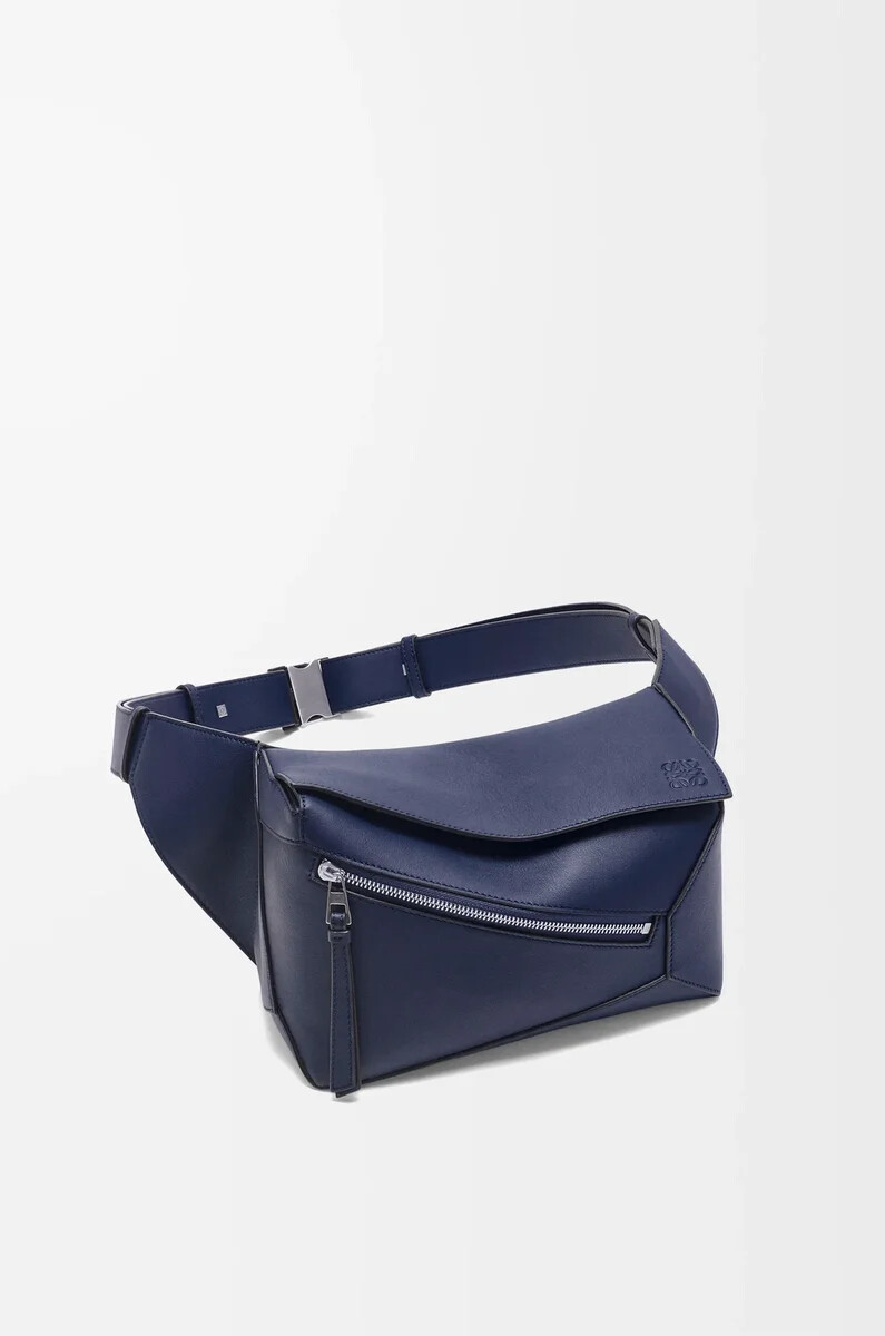 kleine puzzle edge bauchtasche aus klassischem kalbsleder in abyss blue