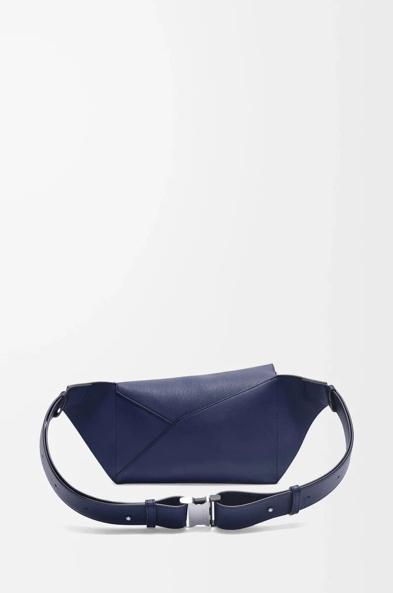 kleine puzzle edge bauchtasche aus klassischem kalbsleder in abyss blue