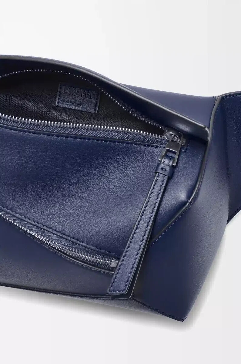 kleine puzzle edge bauchtasche aus klassischem kalbsleder in abyss blue