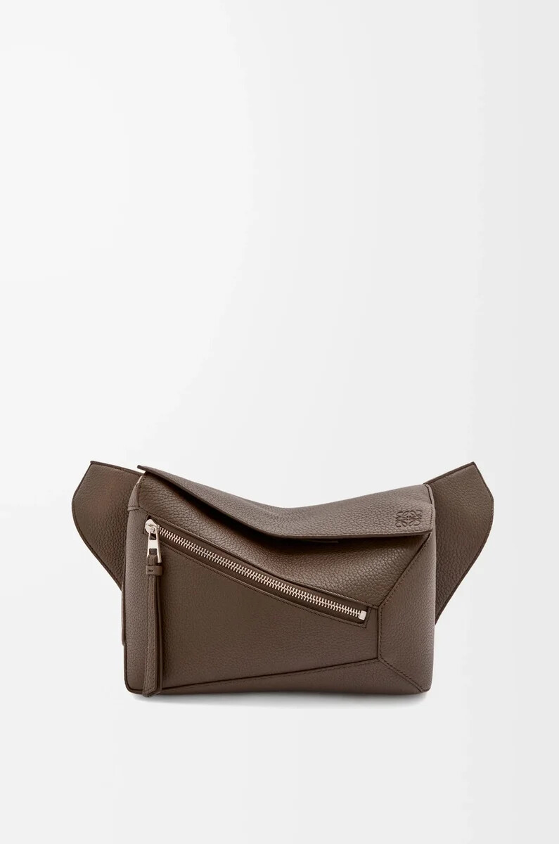 kleine puzzle-bauchtasche aus genarbtem kalbsleder farbe dark cigar