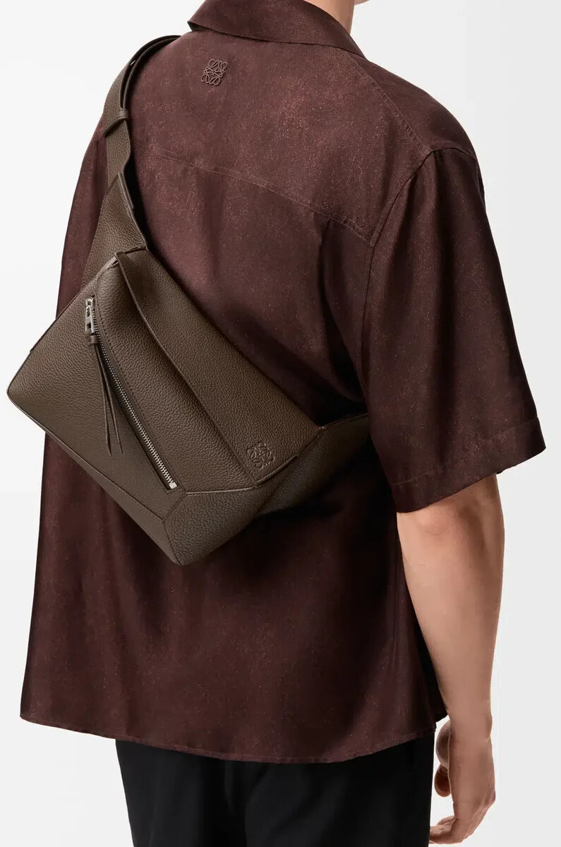 kleine puzzle-bauchtasche aus genarbtem kalbsleder farbe dark cigar