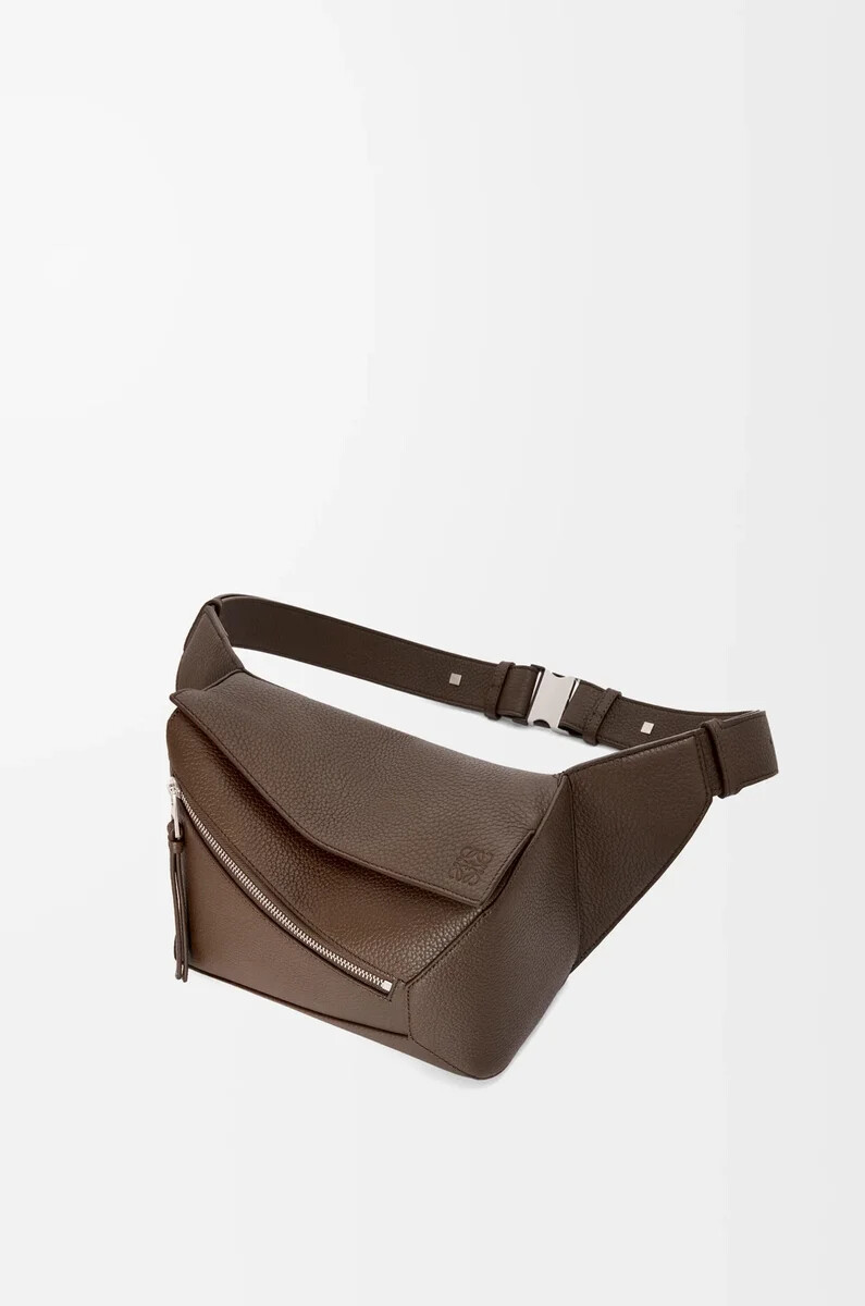 kleine puzzle-bauchtasche aus genarbtem kalbsleder farbe dark cigar