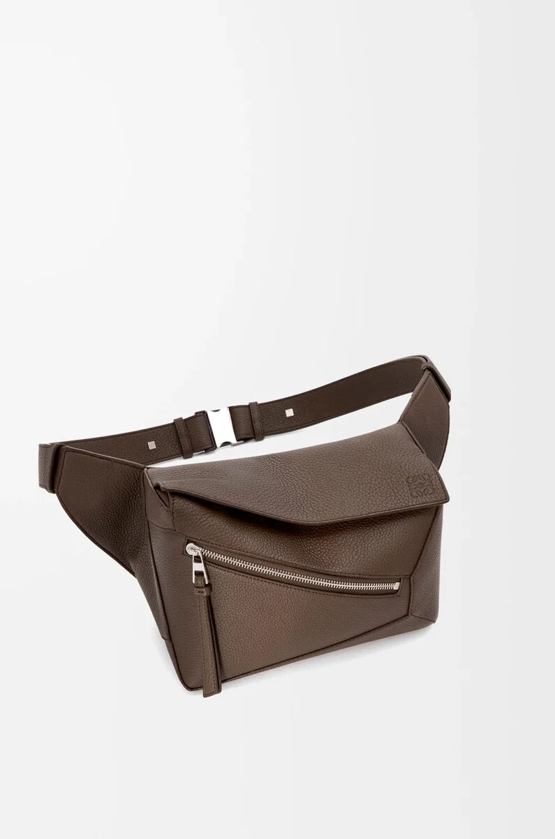kleine puzzle-bauchtasche aus genarbtem kalbsleder farbe dark cigar