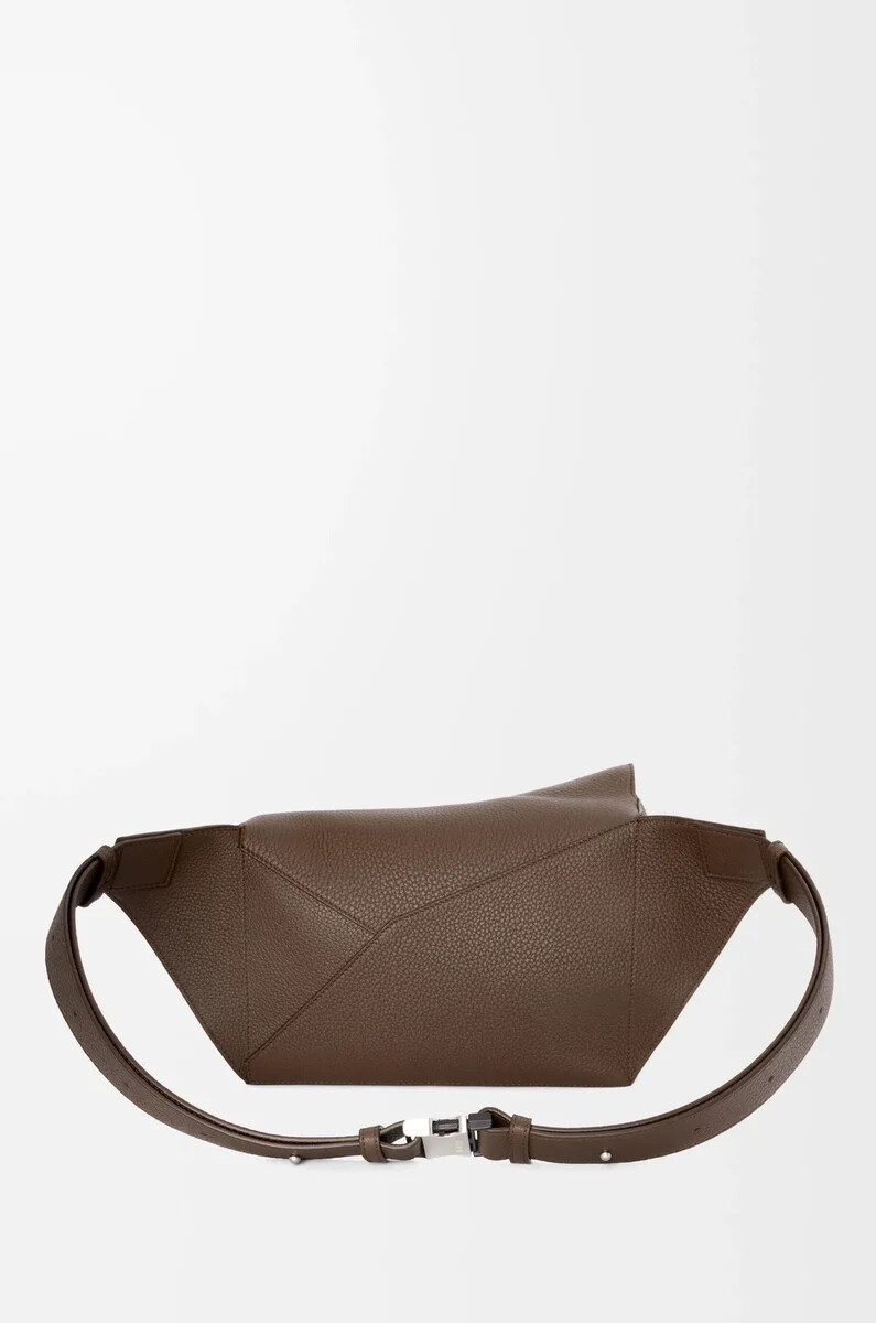 kleine puzzle-bauchtasche aus genarbtem kalbsleder farbe dark cigar