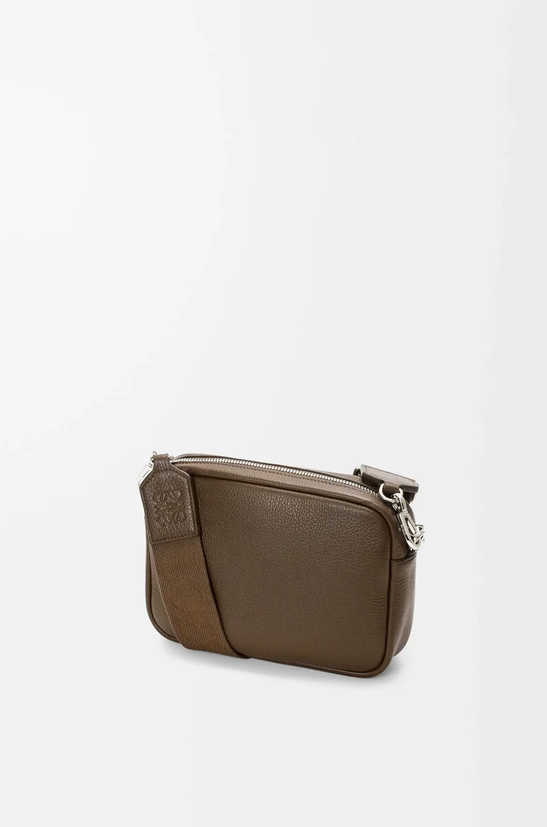 kleine pebble messenger bag aus geschmeidigem genarbtem kalbsleder tundra