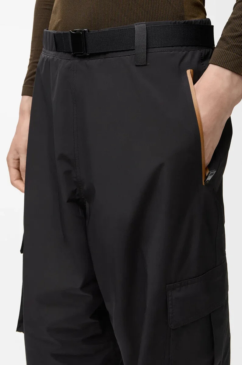 cargohose aus technischem shellmaterial schwarz