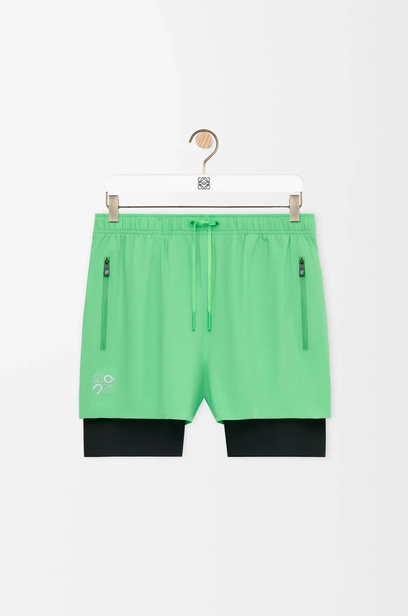 performance-shorts aus technischem shellmaterial in grün