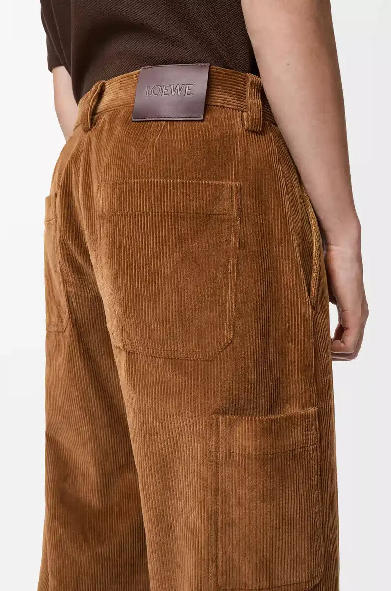 hose aus braunem baumwollstoff