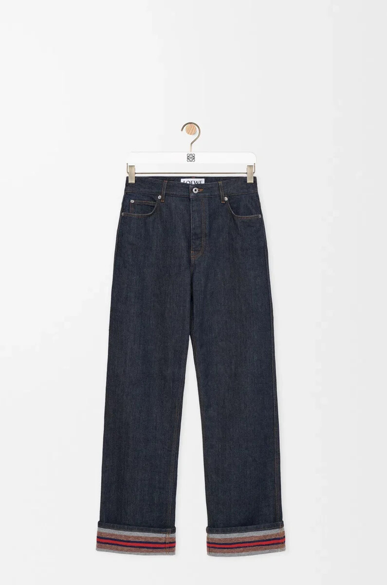 umgeschlagene jeans aus raw denimblau