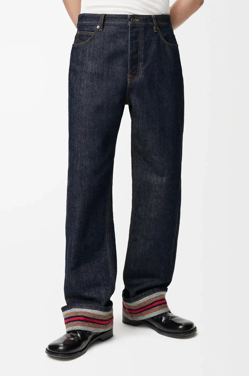umgeschlagene jeans aus raw denimblau